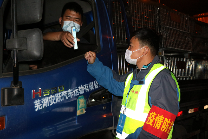 新一輪疫情發(fā)生后，安徽路橋迅速行動(dòng)，組織全體職工和勞務(wù)工人進(jìn)行全員核算檢測，筑牢疫情防控第一道防線。此外，還積極投身屬地疫情防控，踐行國企擔(dān)當(dāng)。